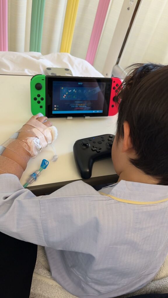 switchで遊ぶ子供の写真