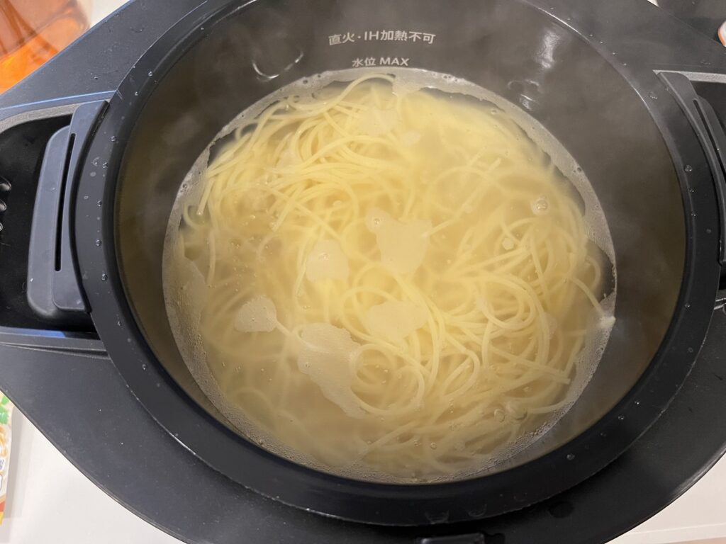 ホットクックで麺がゆであがったところの写真